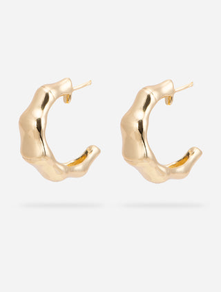 ARETES CHAPA DE ORO TIPO BROQUEL COLOR DORADO CON FORMA DE ONDAS DE TEXTURA LISA - MICHELLE ACCESORIOS