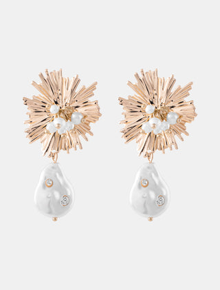 ARETES DE BISUTERIA TIPO BROQUEL EN FORMA DE FLOR DORADA CON PERLITAS Y CONCHA TIPO NACAR CON DETALLES DE PIEDRA - MICHELLE ACCESORIOS