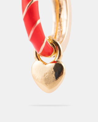 ARETES HUGGIES DE CHAPA DE ORO CON DETALLES EN COLOR ROJO Y DIJE COLGANTE DE CORAZÓN 2 CM DE LARGO - MICHELLE ACCESORIOS