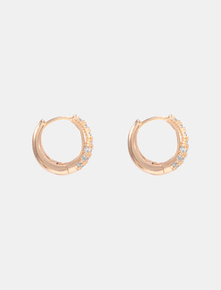 ARETES HUGGIES EN CHAPA DE ORO CON DETALLES DE PEDRERÍA DE CRISTAL Y ZIRCONIA - MICHELLE ACCESORIOS