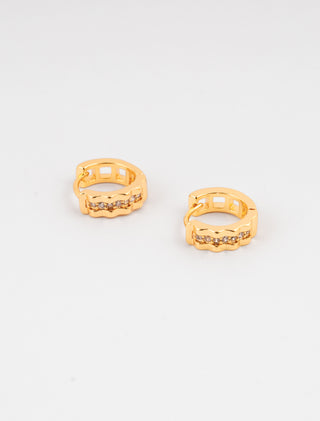 ARETES HUGGIES EN CHAPA DE ORO DE 18K COLOR DORADO CON ONDAS Y DETALLES DE PEDRERÍA - MICHELLE ACCESORIOS