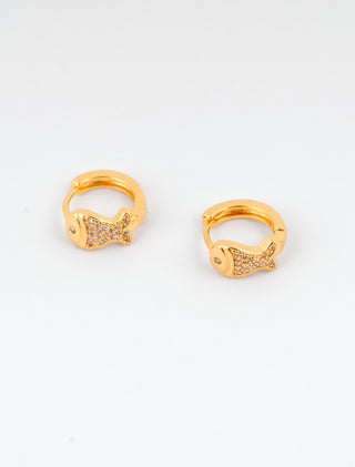 ARETES HUGGIES EN CHAPA DE ORO DE 18K COLOR DORADO EN FORMA DE PEZ CON DETALLES DE PEDRERÍA - MICHELLE ACCESORIOS