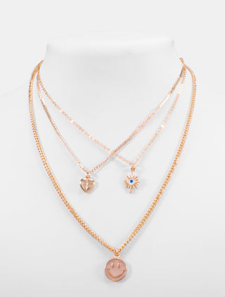 COLLAR CHAPA DE ORO DE TRES NIVELES COLOR DORADO COLLAR UNO DE CADENA DELGADA CON DIJE DE OJO COLLAR DOS DE CADENA DELGADA CON DIJE DE CORAZÓN Y COLLAR TRES CADENA CON DIJE DE CARITA FELIZ - MICHELLE ACCESORIOS
