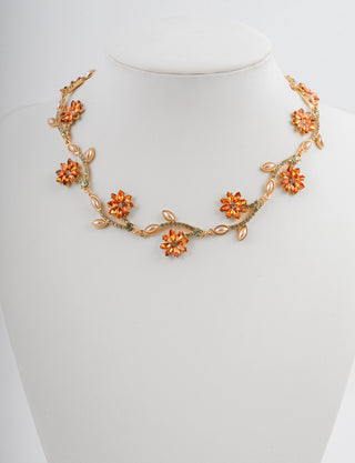COLLAR DE FANTASÍA COLOR DORADO DE FLORES DE PIEDRAS NARANJAS Y HOJAS DE PIEDRAS VERDES CON DETALLES TIPO PERLA - MICHELLE ACCESORIOS