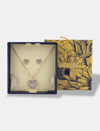 JUEGO DE ACCESORIOS EN CHAPA DE ORO COLOR DORADO DE LA COLECCIÓN EL ARTE DE SER MAMÁ CON COLLAR DE DIJE Y  ARETES DE CORAZÓN CON DETALLES DE PEDRERÍA DE ZIRCONIA - MICHELLE ACCESORIOS