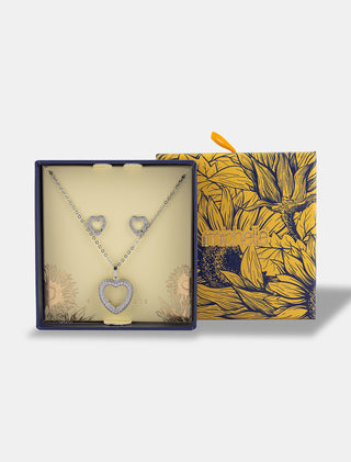 JUEGO DE ACCESORIOS EN CHAPA DE ORO COLOR PLATA DE LA COLECCIÓN EL ARTE DE SER MAMÁ CON COLLAR DE DIJE Y ARETES DE CORAZÓN CON DETALLES DE PEDRERÍA DE ZIRCONIA - MICHELLE ACCESORIOS