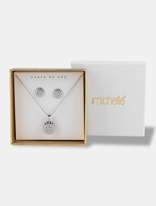 JUEGO DE ACCESORIOS EN CHAPA DE ORO DE COLLAR CON DIJE Y ARETES CIRCULARES DE ESCUDO EN COLOR PLATEADO CON DETALLES DE PEDRERÍA CON CAJA DE REGALO PARA MAMÁ - MICHELLE ACCESORIOS