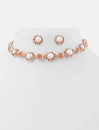 JUEGO DE COLLAR Y ARETES TIPO BROQUEL EN FORMA DE FLOR DE METAL ROSE GOLD CON PEDRERÍA DE COLOR CHAMPAGNE ROSA - MICHELLE ACCESORIOS