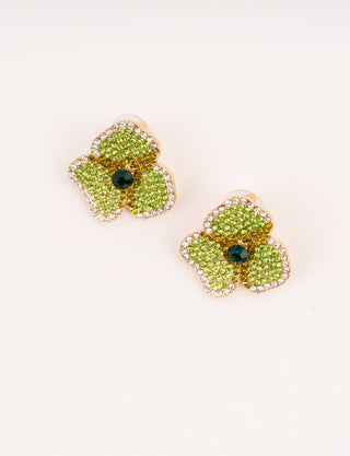 ARETES BROQUEL DORADO CON FORMA DE FLOR VERDE DE TRES PÉTALOS CON DETALLES DE PIEDRAS VERDES Y BLANCAS MEDIDA 2.5 CM - MICHELLE ACCESORIOS