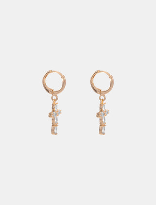 ARETES HUGGIES EN CHAPA DE ORO CON COLGANTE EN FORMA DE CRUZ DETALLADO CON PIEDRAS DE ZIRCONIA - MICHELLE ACCESORIOS