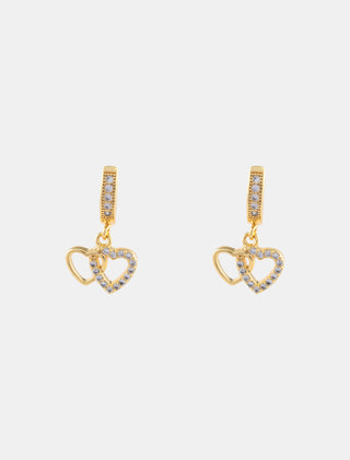 ARETES HUGGIES EN CHAPA DE ORO CON DIJE DE CORAZONES Y DETALLES DE ZIRCONIA DE 2.5 CM DE LARGO - MICHELLE ACCESORIOS