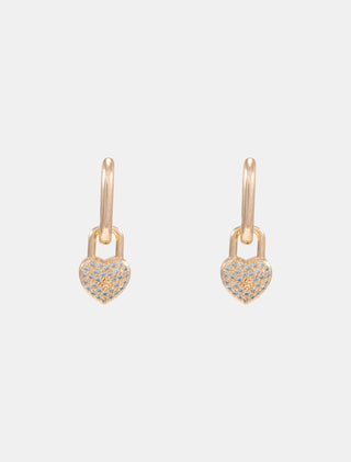 ARETES HUGGIES EN CHAPA DE ORO DORADOS LISOS CON COLGANTES DE CORAZÓN CANDADO Y DETALLES DE PEDRERÍA BLANCA - MICHELLE ACCESORIOS