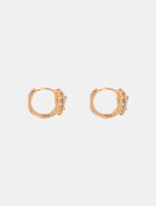 ARETES HUGGIES EN CHAPA DE ORO EN FORMA DE CORAZÓN CORONADO Y DETALLES DE PEDRERÍA  - MICHELLE ACCESORIOS