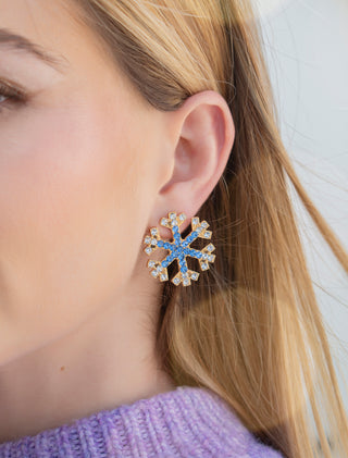 ARETES TIPO BROQUEL DE COPO DE NIEVE CON DETALLES DE PEDRERÍA DE COLOR AZUL Y BLANCO - MICHELLE ACCESORIOS