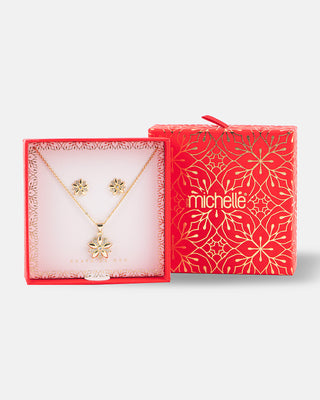 JUEGO DE ACCESORIOS EN CHAPA DE ORO DE COLLAR CON DIJE DE FLOR Y ARETES PERLAS CON DETALLES DE FLORES INCLUYE CAJA DE REGALO - MICHELLE ACCESORIOS