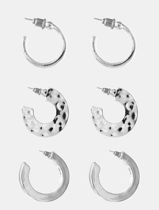 SET DE 3 PARES DE ARETES DE BISUTERIA TIPO BROQUEL MARTILLADO DE DIVERSAS FORMAS EN COLOR PLATA - MICHELLE ACCESORIOS