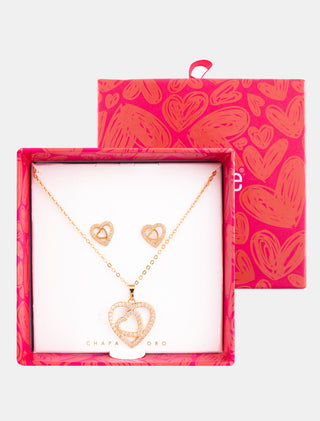 SET EN CHAPA DE ORO DE LA COLECCIÓN SAN VALENTÍN COLOR DORADO CON ARETES Y DIJE EN FORMA DE CORAZÓN CON DETALLES DE PEDRERÍA DE ZIRCONIA BLANCA - MICHELLE ACCESORIOS